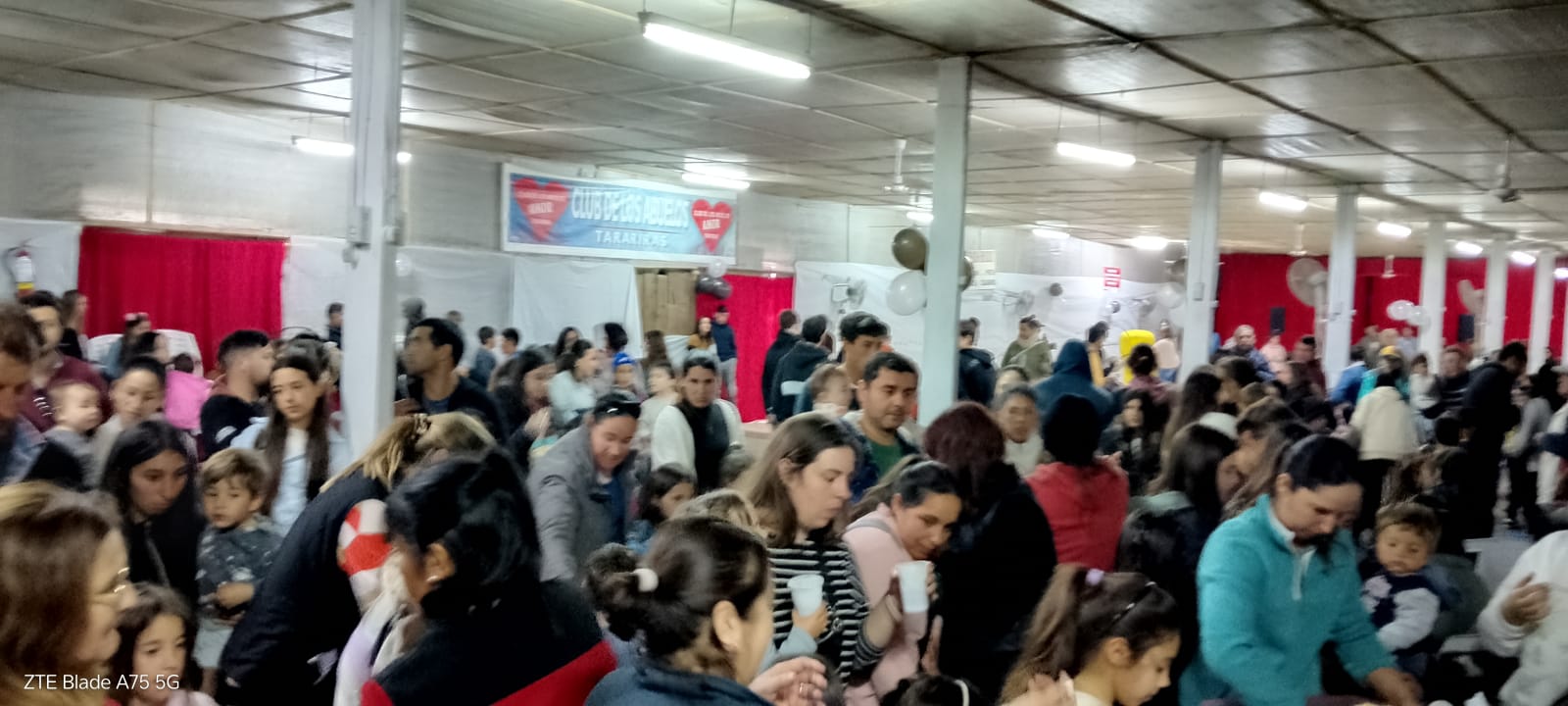 Salón colmado de familias celebrando el Día de la Niñez en Tarariras.