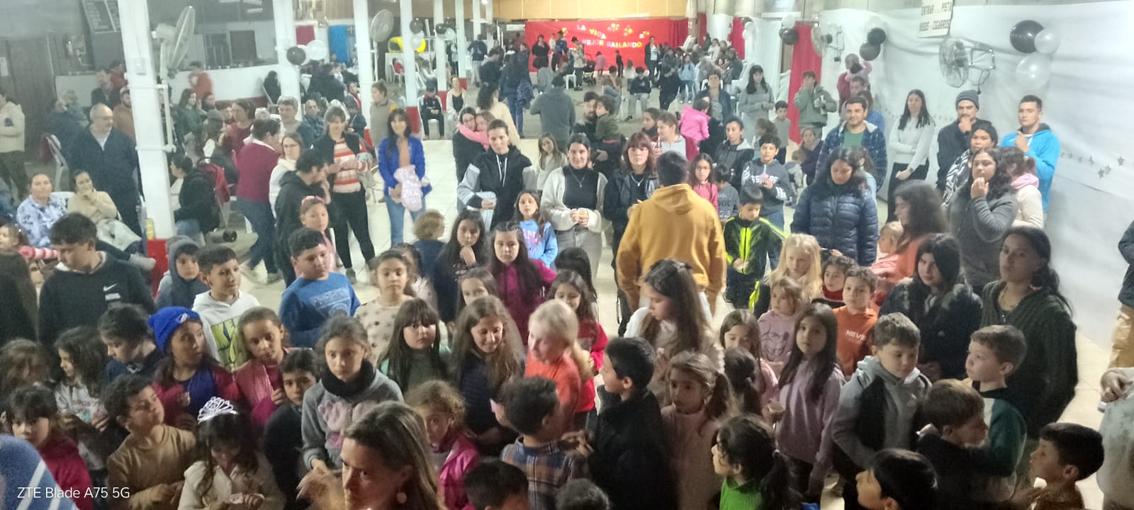 Niñas y niños participando de juegos recreativos en el salón.
